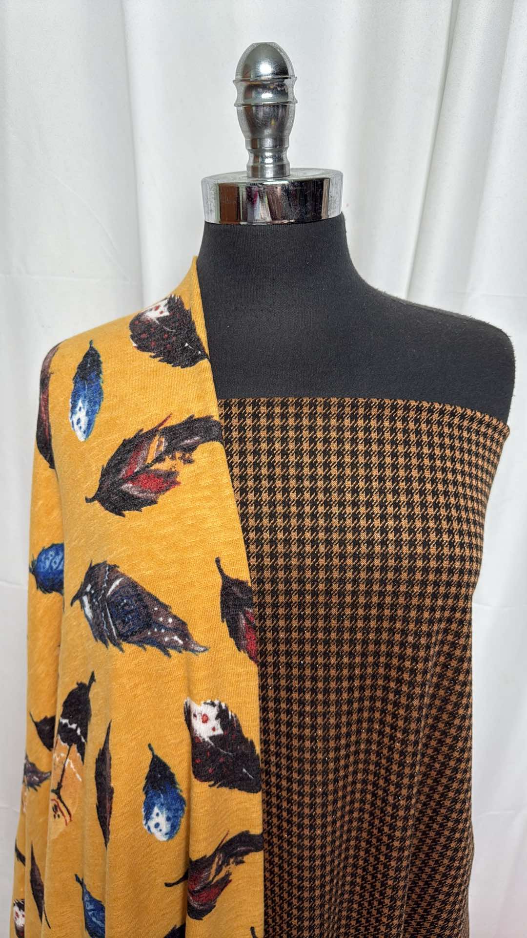 FEATHERS/HOUNDSTOOTH BUNDLE : 2YD Mustard Feathers Hacci SK & 2.5YD Houndstooth DK w/Lurex : A27321