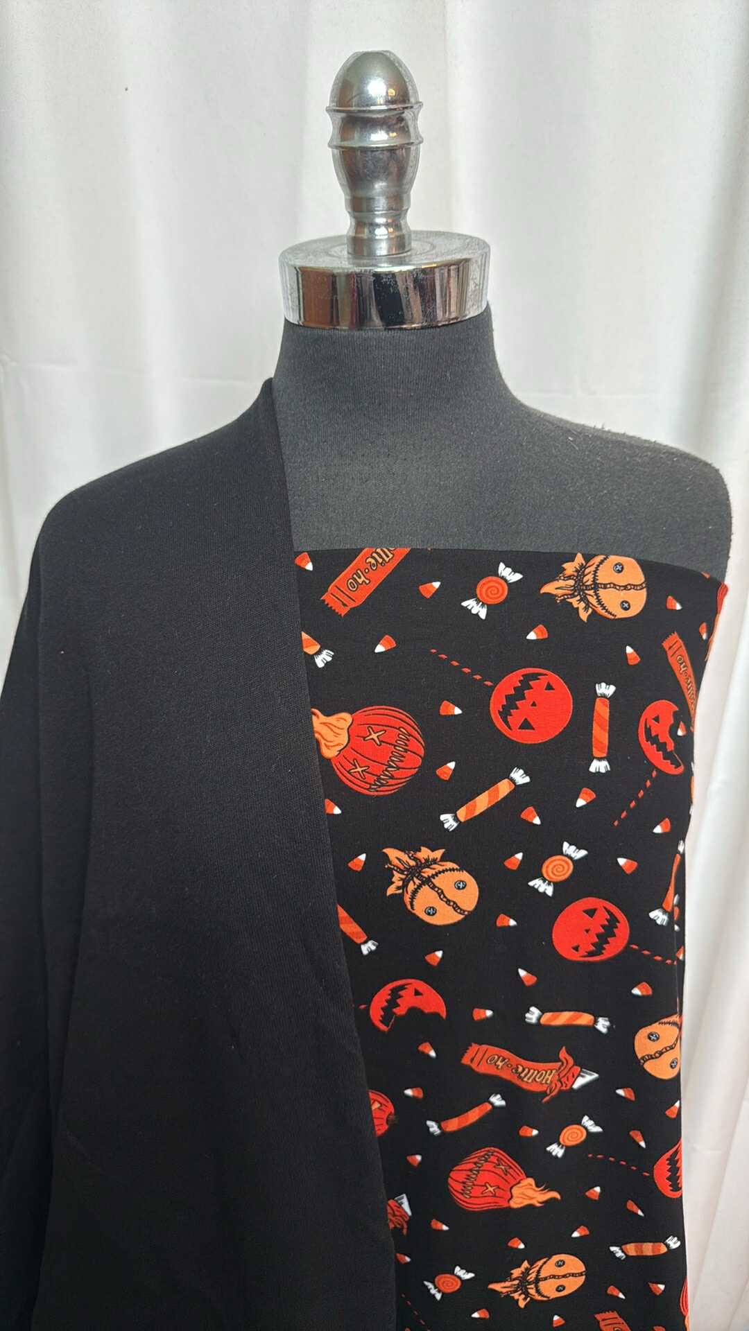 BLACK/HALLOWEEN CANDY BUNDLE : 2YD Halloween Candy C/S & 1.5YD Black Sweatshirt Fleece : A28078