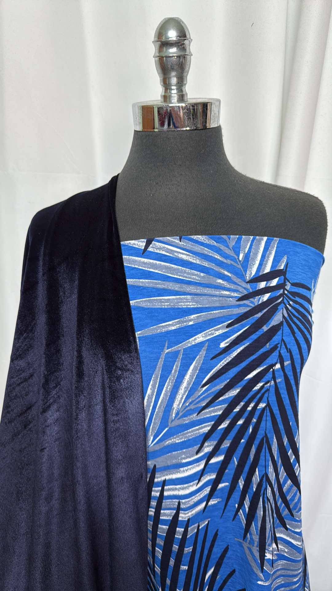 NAVY VELVET/BLUE LEAVES BUNDLE : 2.5YD Blue Leaves Bulgari & 2YD Navy Stretch Velvet : A27261