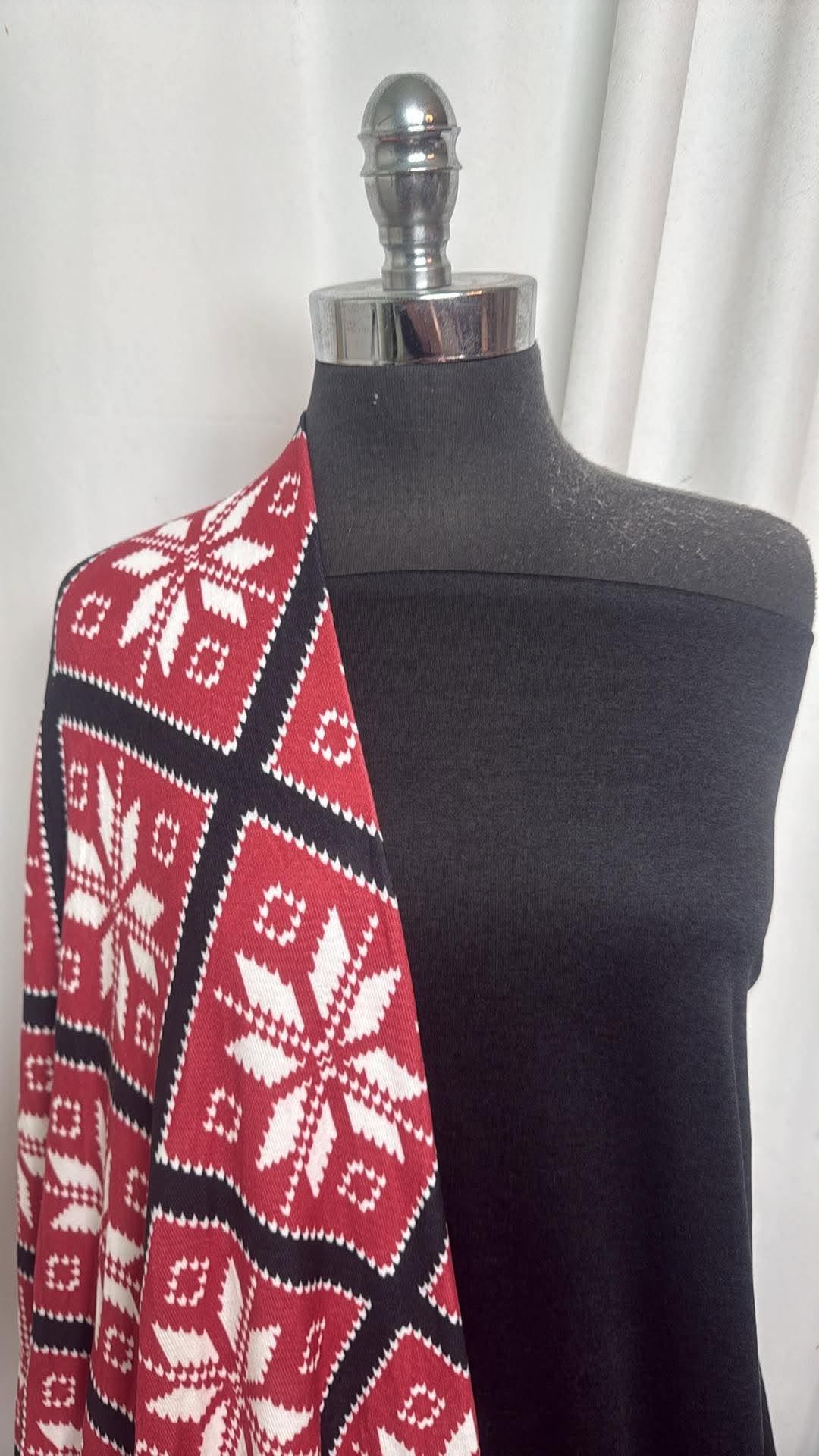 BLACK/RED SNOWFLAKE BUNDLE : 2.5YD Black Featherweight PF & 2YD Red Snowflake Oakley SK : A30894