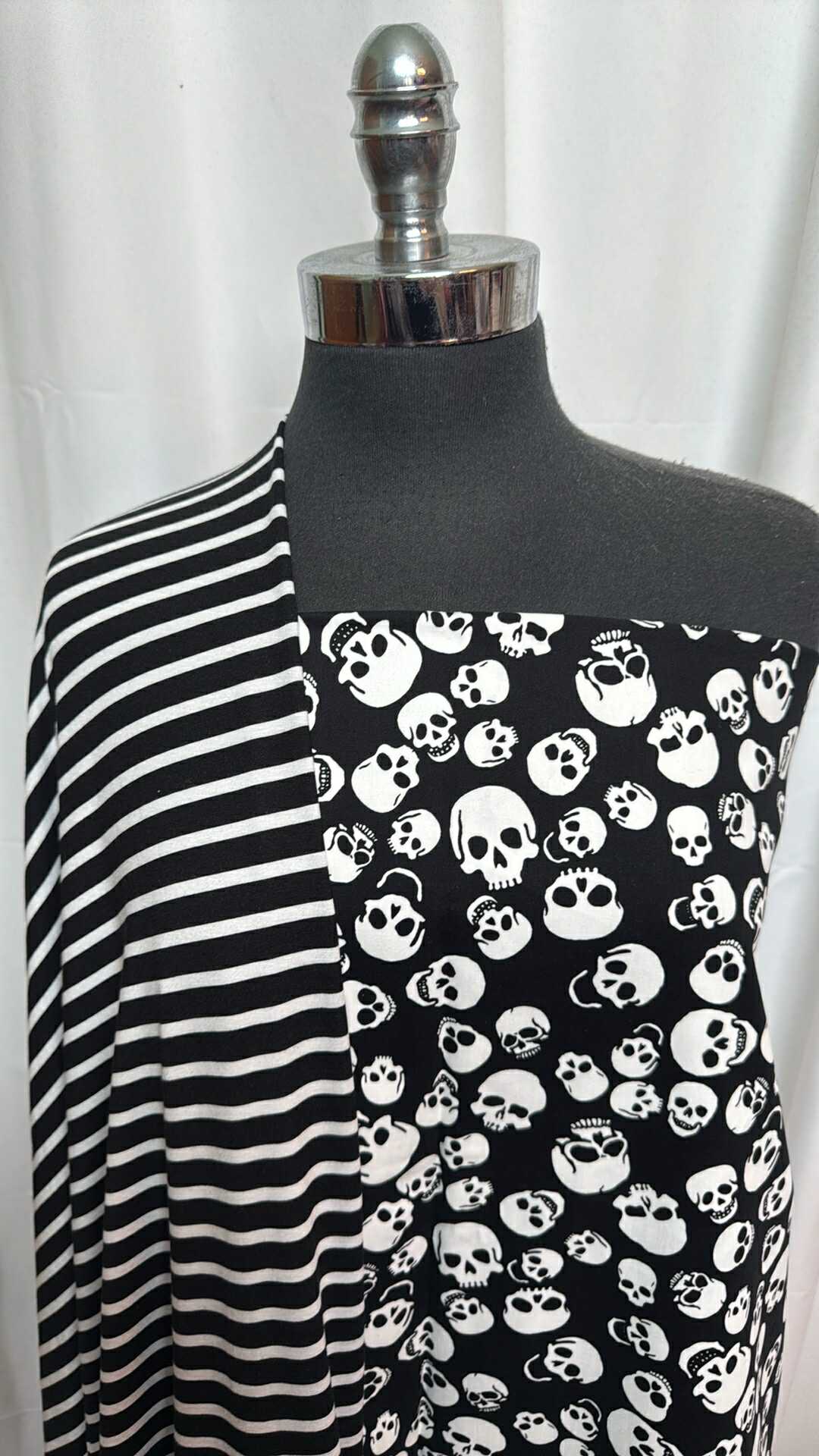 BLACK/WHITE STRIPE/SKULL BUNDLE : 2YD Black/White Stripe R/S & 2YD Black/White Skulls Flocked Twill : A28084