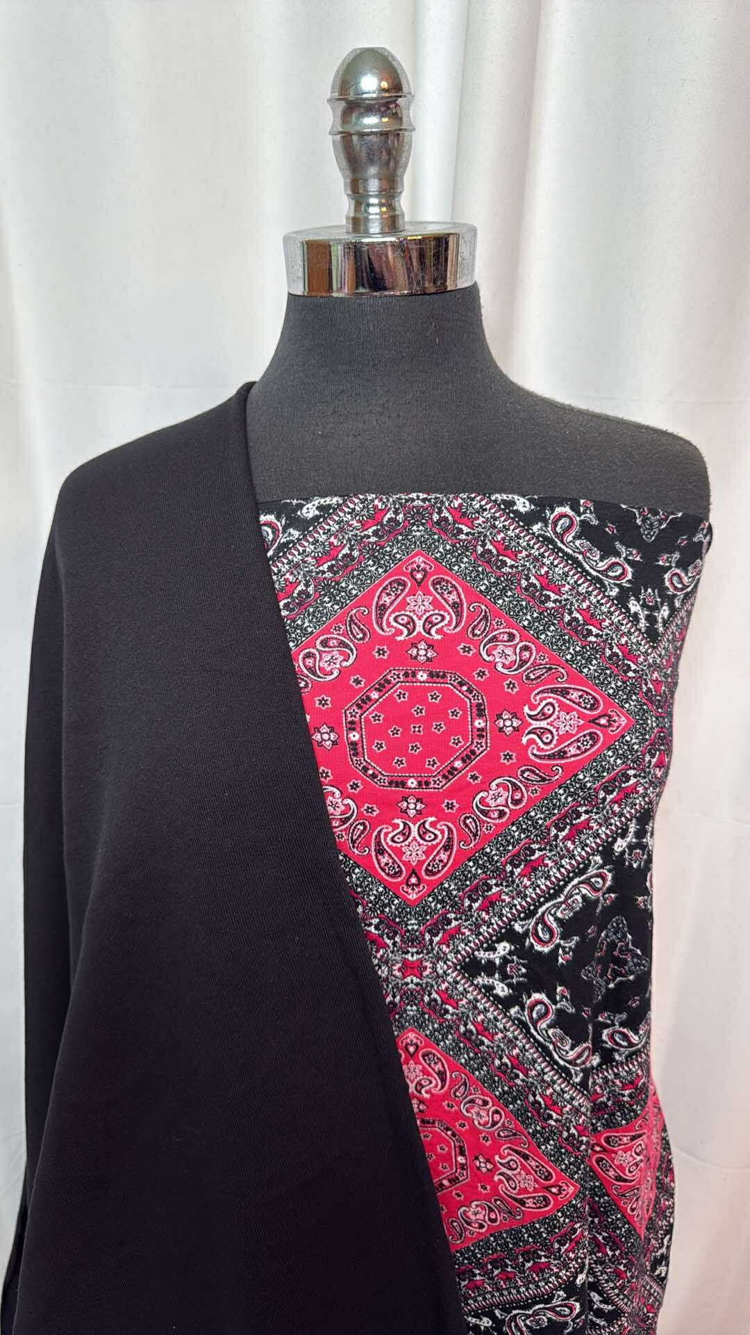 BLACK/PINK BANDANA BUNDLE : 2YD Black/Pink Bandana C/S & 1YD Black Sweatshirt Fleece (72" Wide) : A27451