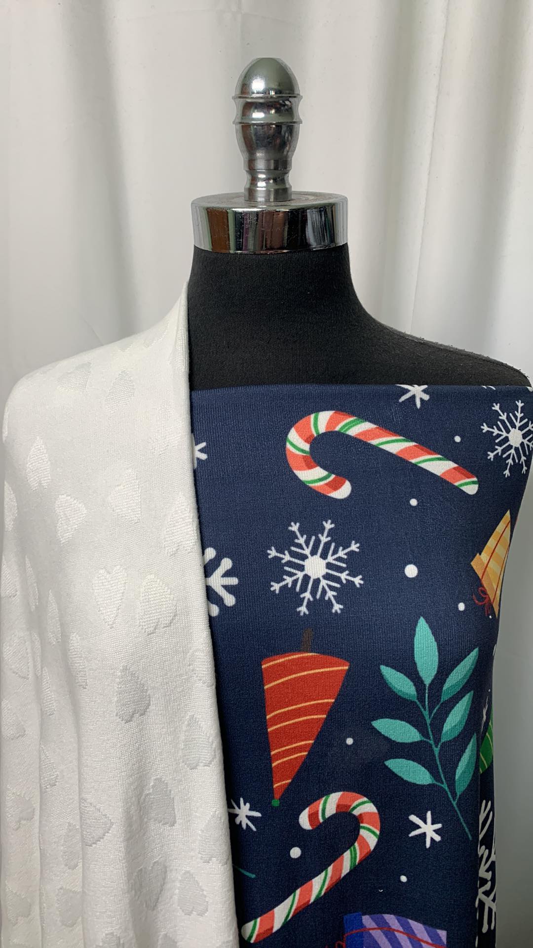 CANDY CANES/HEARTS BUNDLE : 2YD Navy Candy Canes/Presents Oakley SK & 2YD Ivory Hearts Oakley SK : A1941