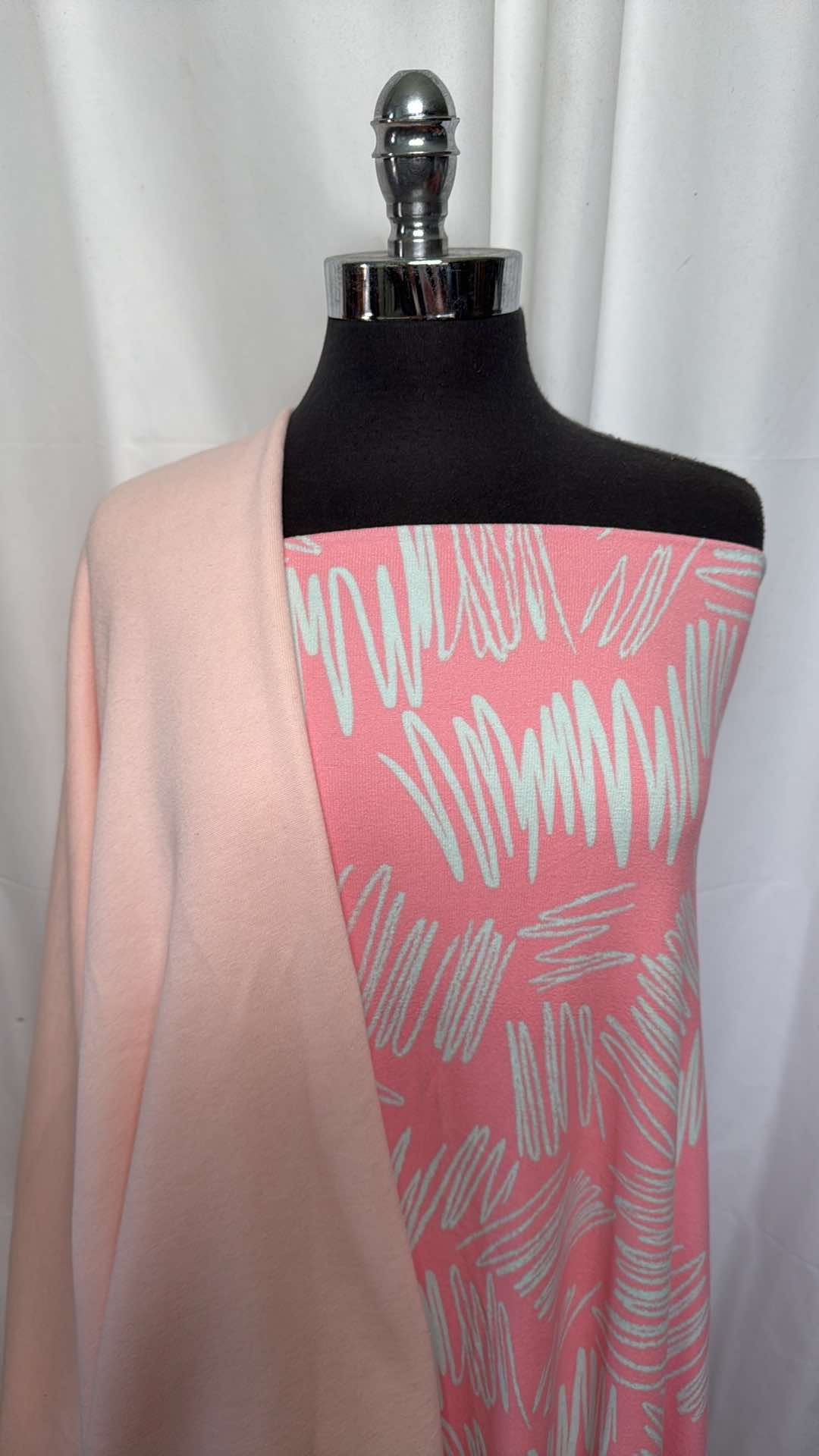 PINK SQUIGGLE BUNDLE : 2YD Light Pink Sweatshirt Fleece & 2YD Pink Squiggle Oakley SK : A26110