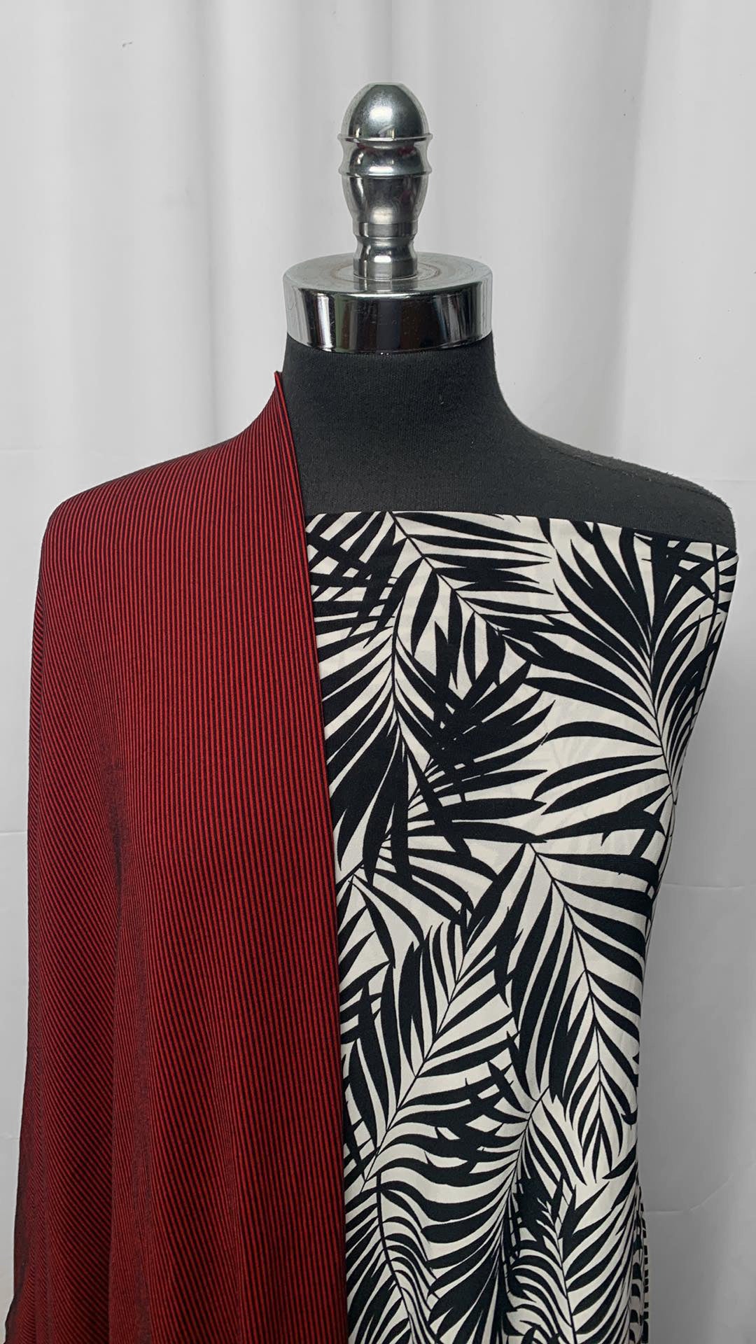RED/BLACK LEAVES BUNDLE : 2YD Black/Red R/S Rib & 2YD Black/White Leaves ITY : A25210