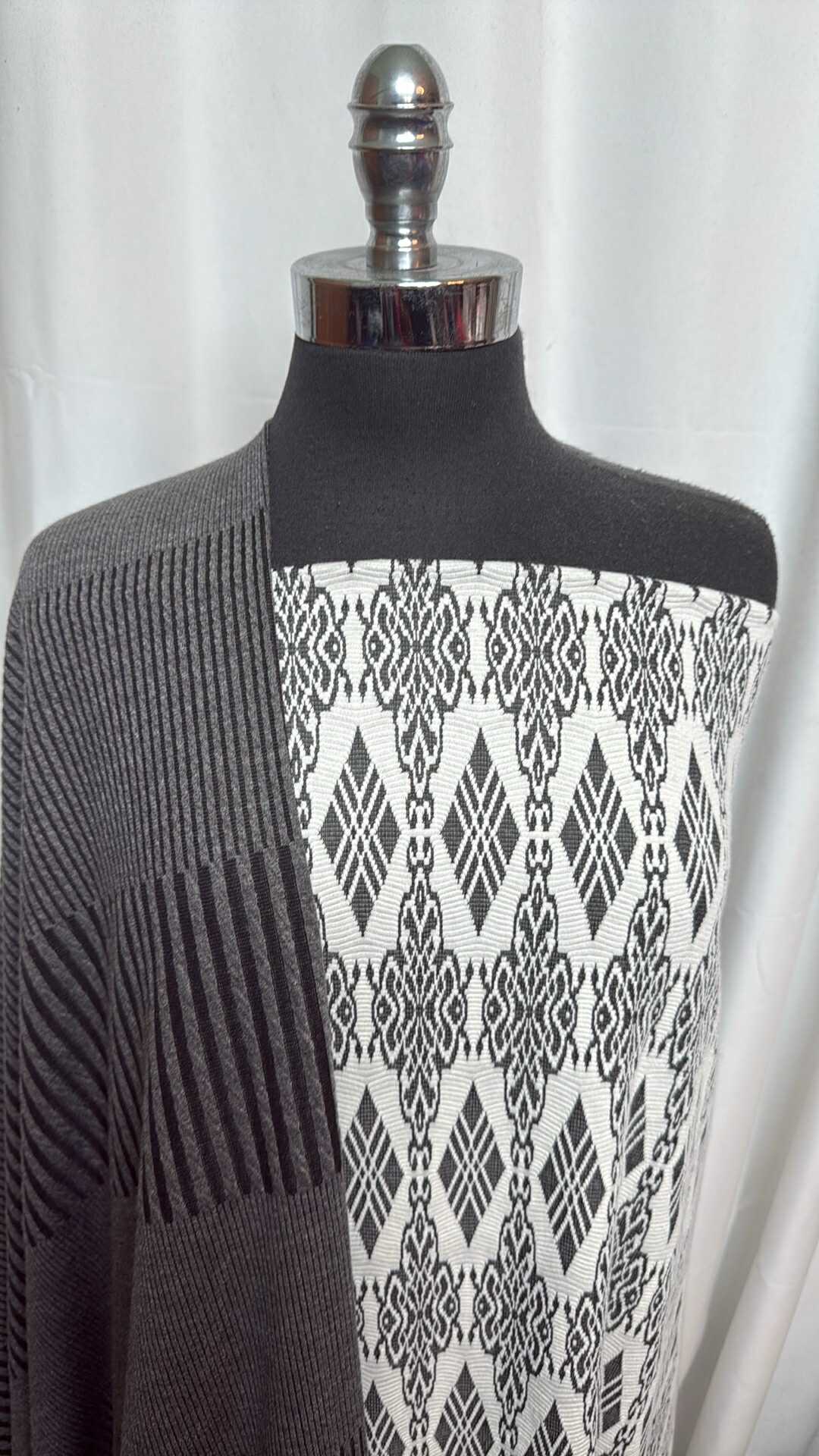 CHARCOAL/GEO JACQUARD BUNDLE : 2.5YD Geo Jacquard DK & 3YD Charcoal Flatback Rib : A28413