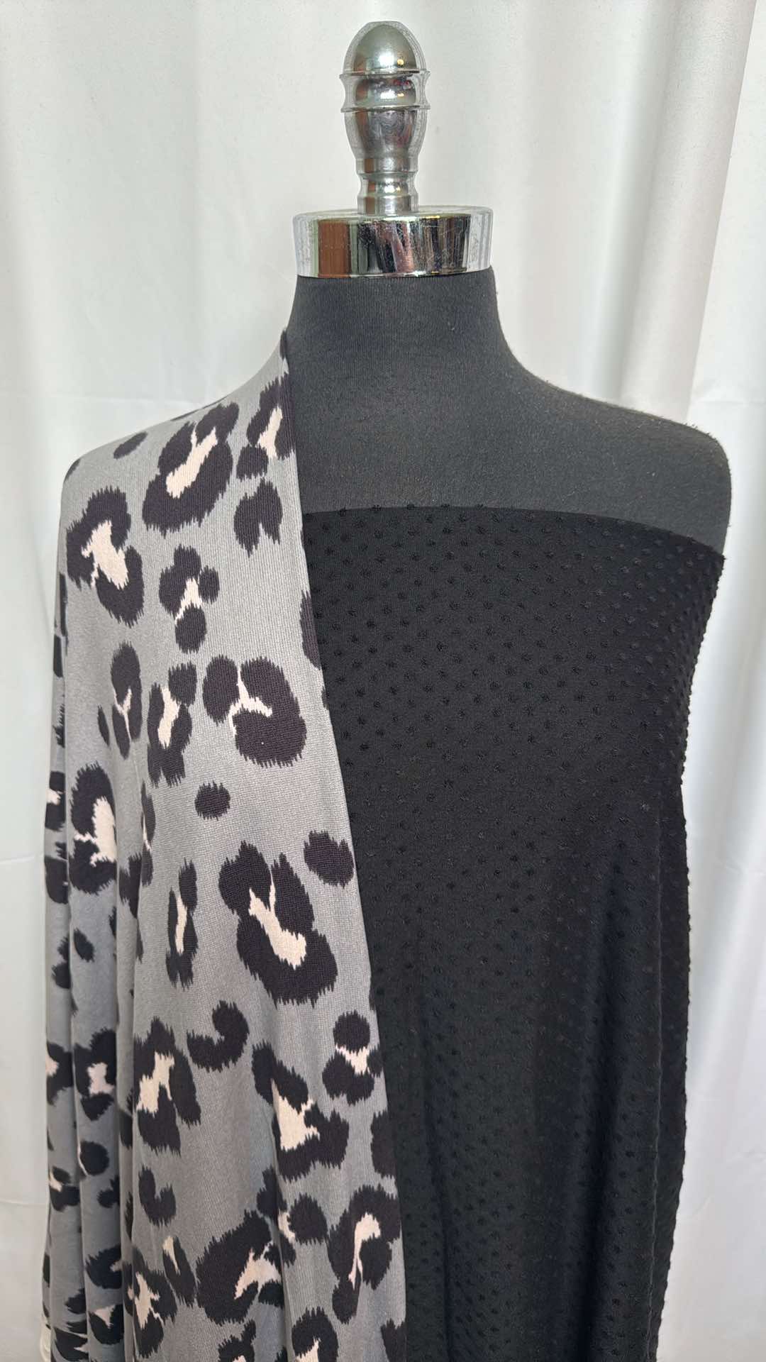 BLACK DOT/GREY LEOPARD BUNDLE : 2YD Black Swiss Dot & 2YD Grey Leopard Oakley SK : A26147