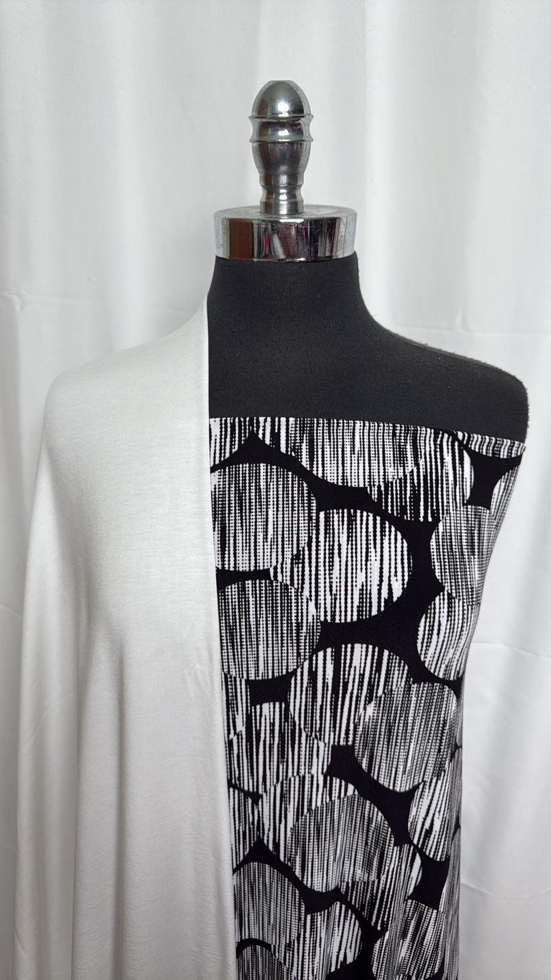 WHITE/BLACK CIRCLES BUNDLE : 2YD White MVC & 2YD Black/White Circles ITY : A27082