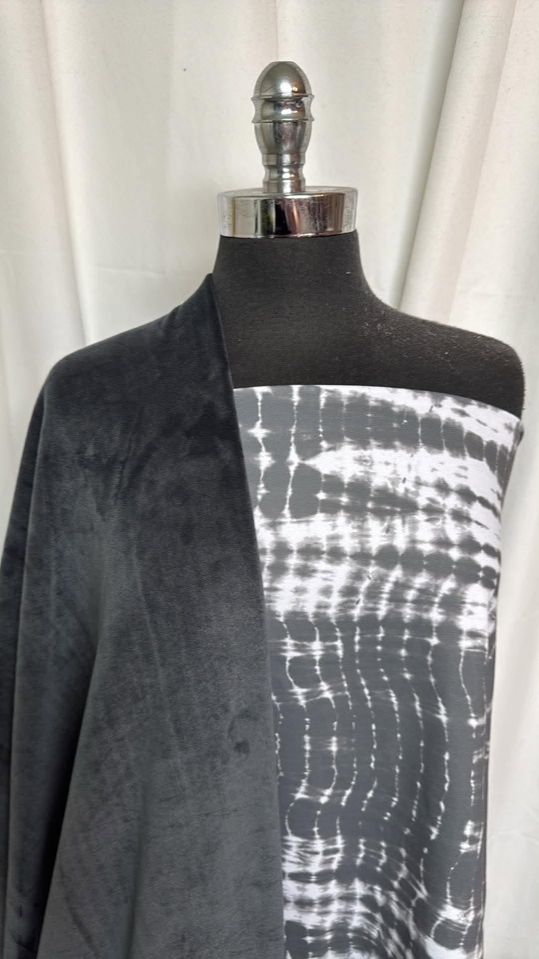 CHARCOAL PLUSH/SPINE DYE BUNDLE : 2YD Charcoal Velvet Plush & 1.5YD Spine Dye PF : A30629