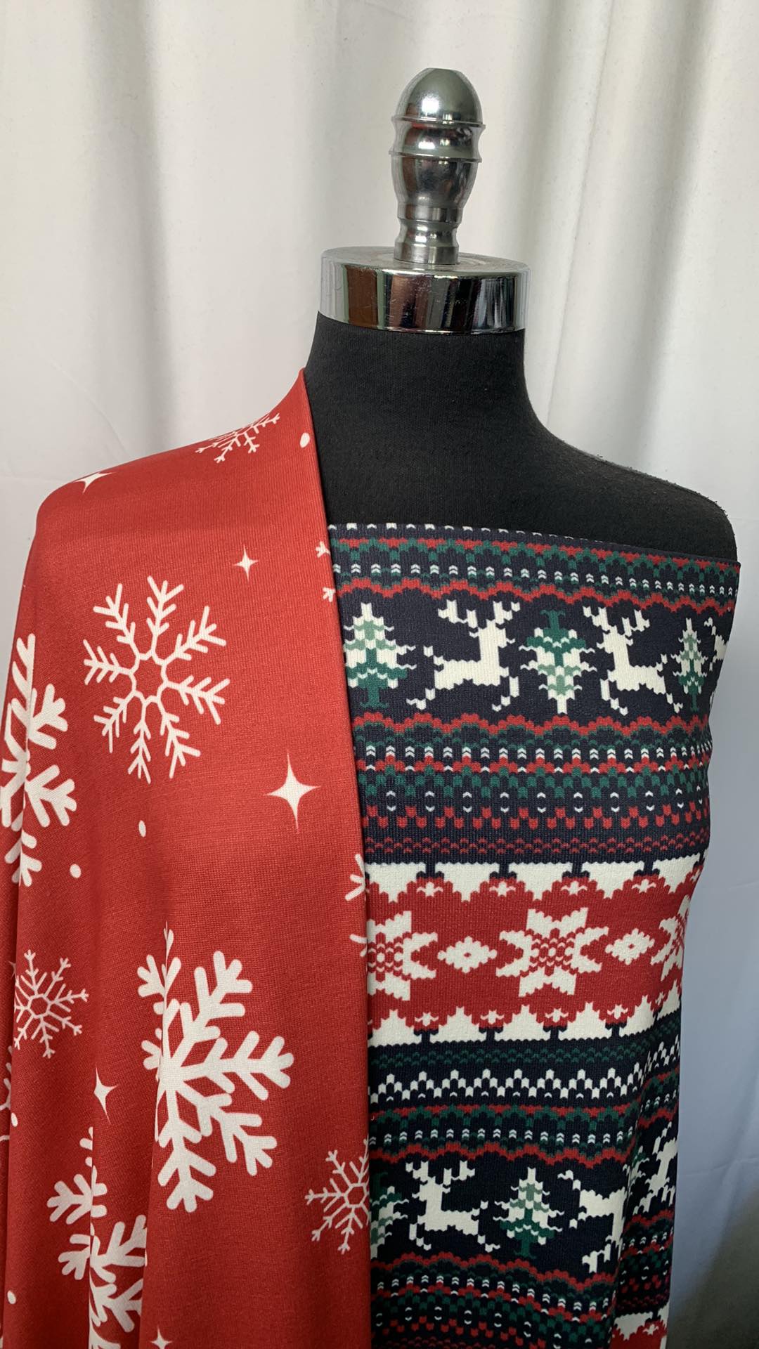 REINDEER STRIPE/SNOWFLAKES BUNDLE : 2YD Black/Red Striped Sweater Oakley SK & 2YD Snowflakes w/Dots on Red Oakley SK : A1944
