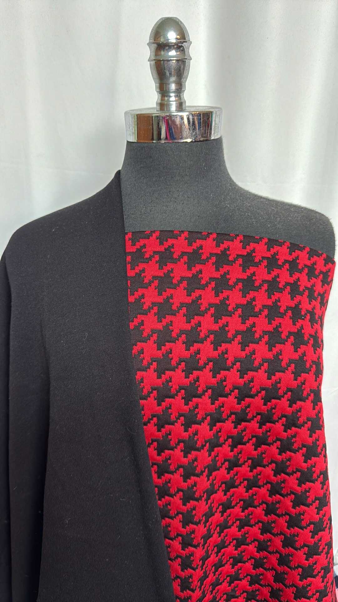 BLACK/RED QUILTED BUNDLE : 1YD Red/Black Quilted & 1YD Black Sweatshirt Fleece (72" Wide) : A29078