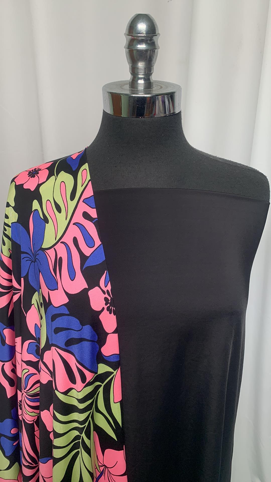 BLACK/TROPICAL FLORAL BUNDLE : 1.5YD Black N/S & 3YD Tropical Floral ITY : A25282