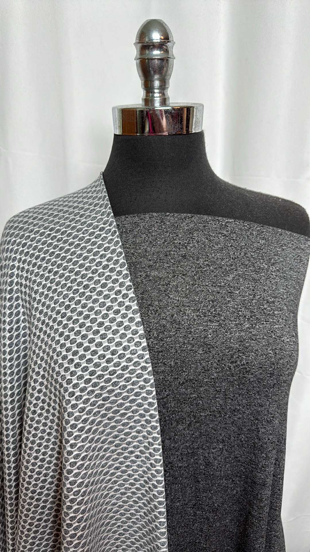 HEATHERED BLACK/CIRCLES BUNDLE : 1.5YD Circles Jacquard PF & 2YD Heathered Black PRS Jersey : A29014