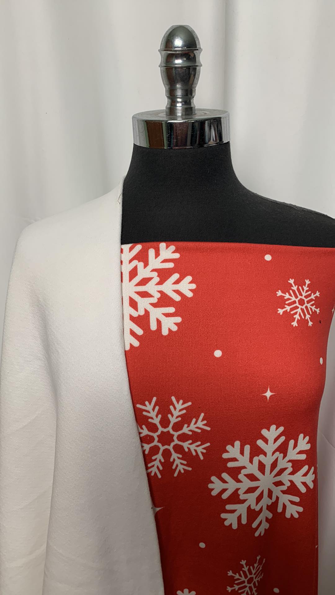 IVORY/RED SNOWFLAKES BUNDLE : 1YD Red Snowflake Oakley SK & 1YD Ivory Sweatshirt Fleece : A2114