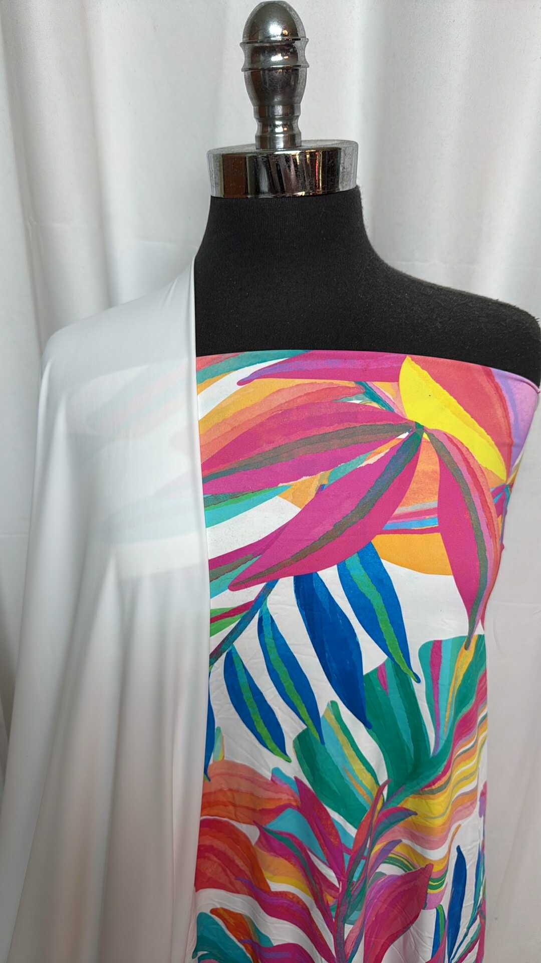 WHITE/LEAVES BUNDLE : 2.5YD Leaves N/S Swim & 2YD White 4-Way N/S Swim Lining : A29296