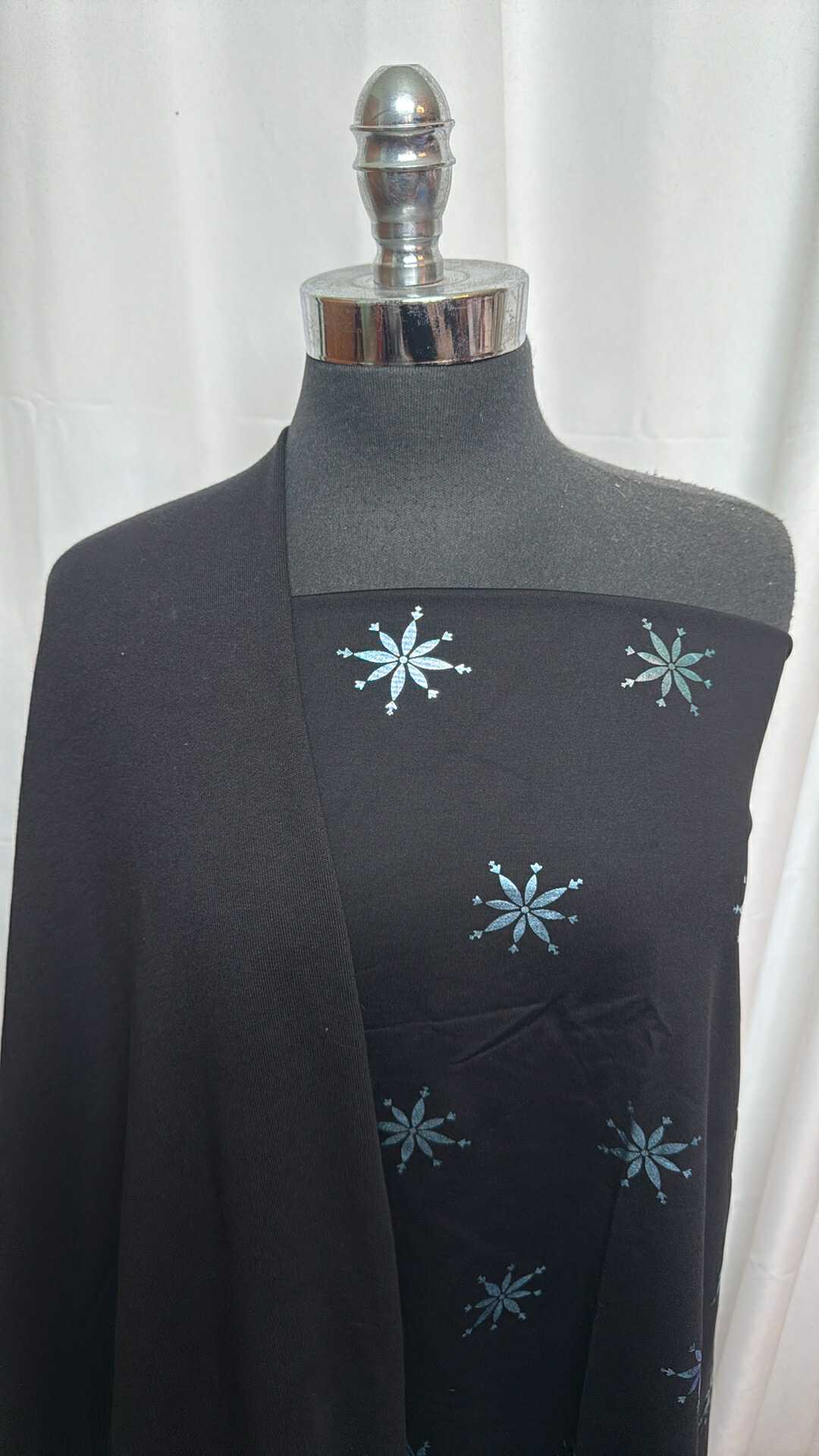 BLACK/FOIL SNOWFLAKE BUNDLE : 1YD Black Snowflake Foil PF & 2YD Black C/P FT : A28073