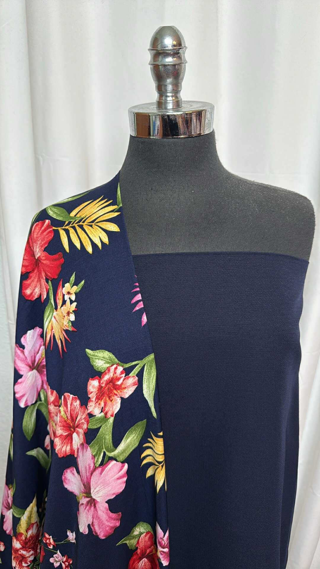 NAVY/TROPICAL FLORAL BUNDLE : 2YD Tropical Floral Poly Woven & 2YD Navy Millennium : A27682