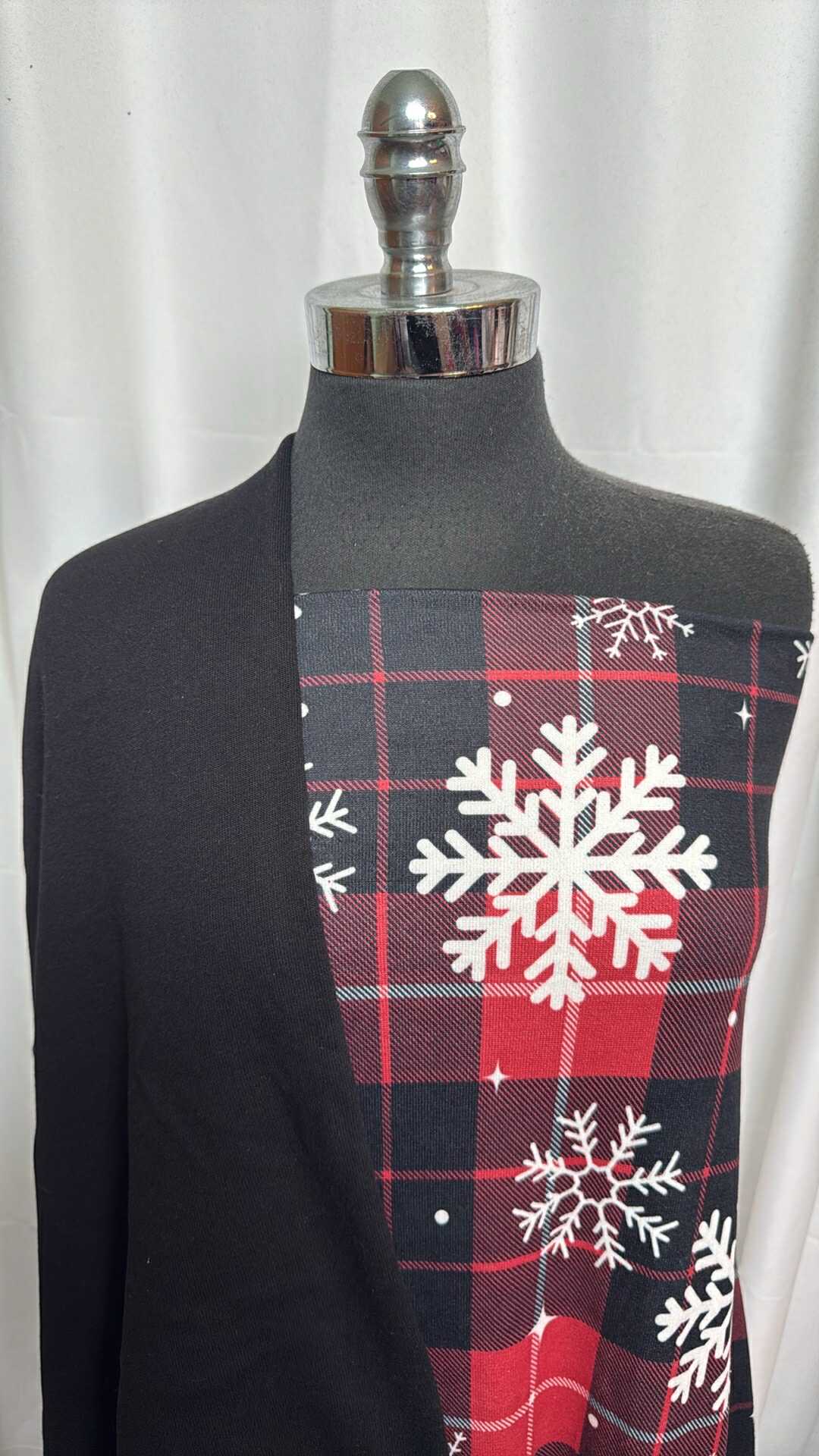 BLACK/SNOWFLAKE-PLAID BUNDLE : 1YD Snowflake/Plaid Oakley SK & 1YD Black Sweatshirt Fleece (72" Wide) : A28212