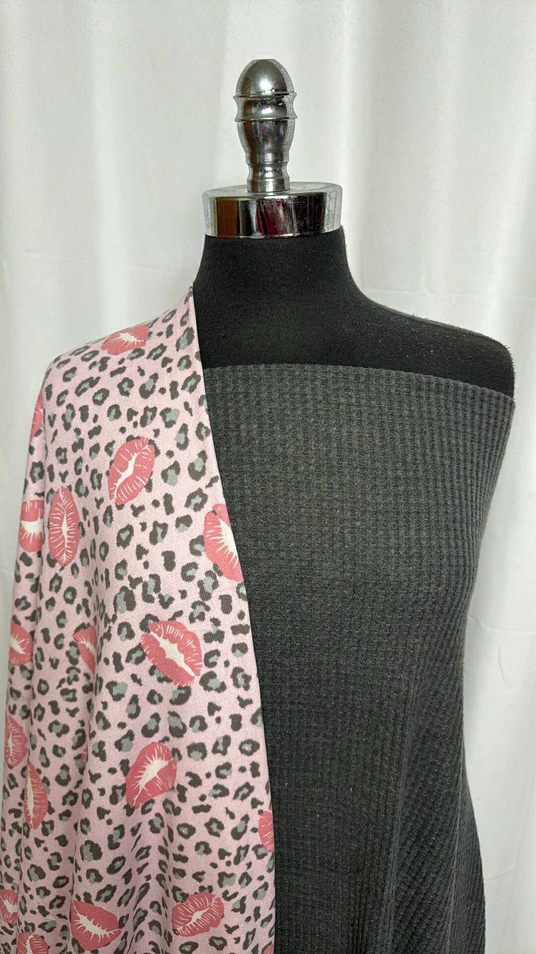 CHARCOAL/LIPS BUNDLE : 1YD Charcoal Brushed Waffle & 1+YD Lips Oakley SK : A29299