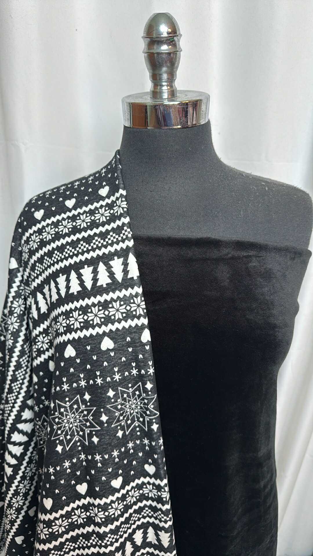 BLACK/SNOWFLAKE PLUSH BUNDLE : 2YD Black Velvet Plush & 2YD Snowflake SuperPlush : A28285