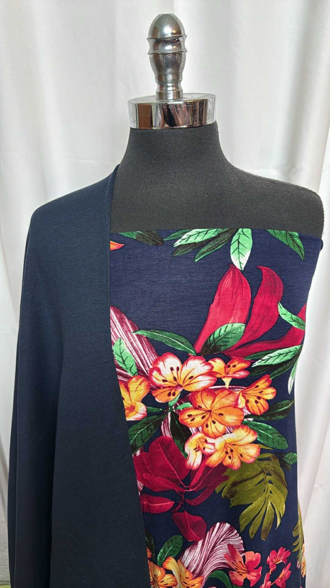 NAVY/TROPICAL FLORAL BUNDLE : 1.5YD Tropical Floral R/S & 1+YD Navy Peached PF : A27569