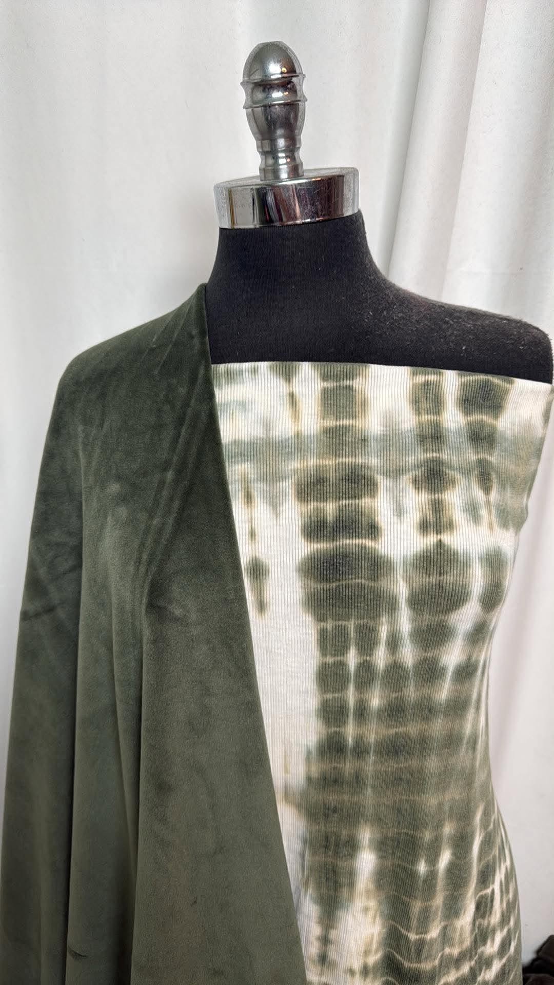 GREEN VELVET/SPINE DYE BUNDLE :  1.5YD Spine Dye C/S Rib & 1.5YD Green Velvet Plush : A30773