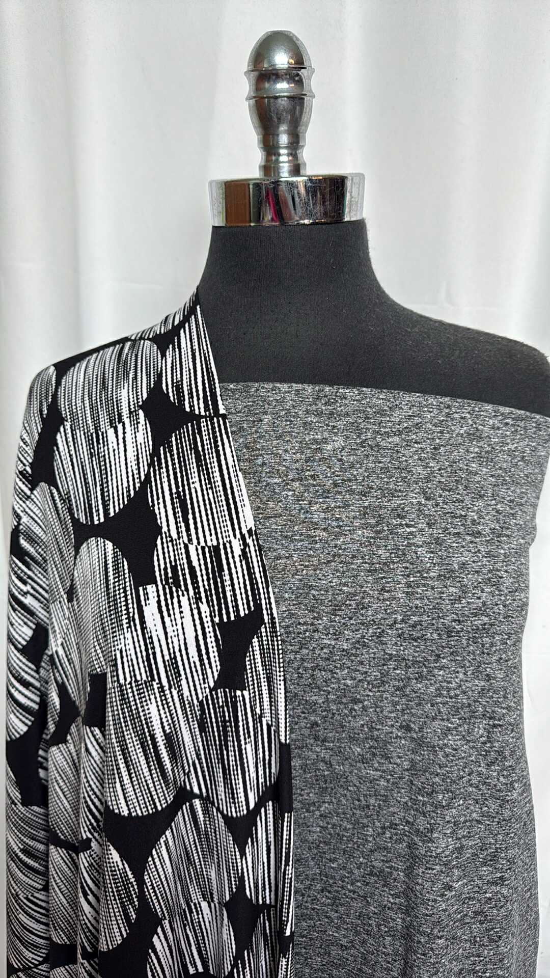 BLACK-WHITE/CIRCLES BUNDLE : 1+YD Black/White Peached PF & 1YD Circles ITY : A29138