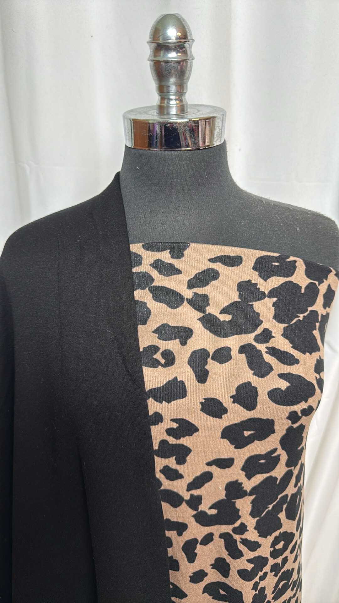 BLACK SWEATSHIRT/LEOPARD BUNDLE : 2YD Black Sweatshirt Fleece (72" Wide) & 2YD Leopard Oakley SK : A28361