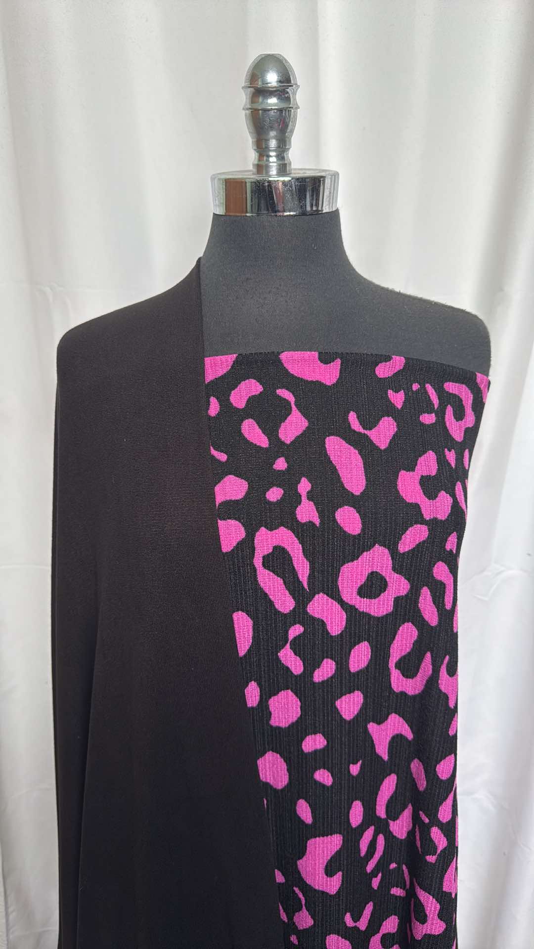 BLACK/MAGENTA LEOPARD BUNDLE : 3YD Black/Magenta Leopard Thermal & 2YD Black Oakley SK : A26071