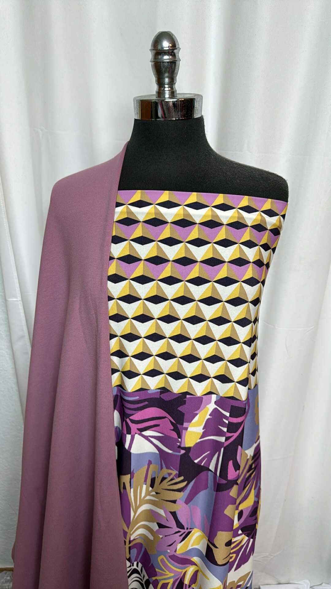 DOUBLE-BORDER GEO/LEAVES BUNDLE : 3YD Geo/Leaves Double-Border ITY & 2YD Solid Bamboo Brushed C/S FT : A29298