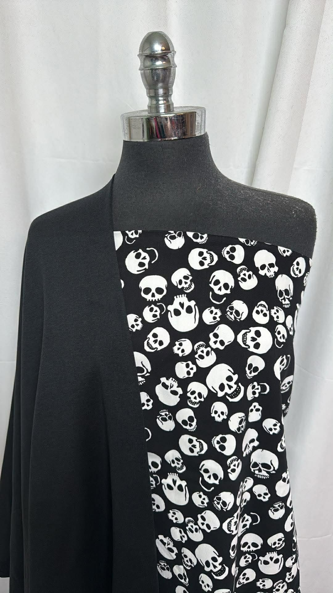 BLACK/SKULLS BUNDLE : 2YD Skulls Twill-Weight Cotton Woven & 2YD Black 2-Tone Peached PF : A30395