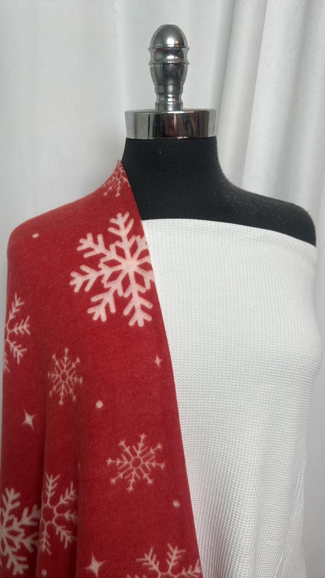 IVORY/RED SNOWFLAKE BUNDLE : 2.5YD Red Snowflake Overbrushed Hacci SK & 2YD Ivory C/S Thermal : A30870