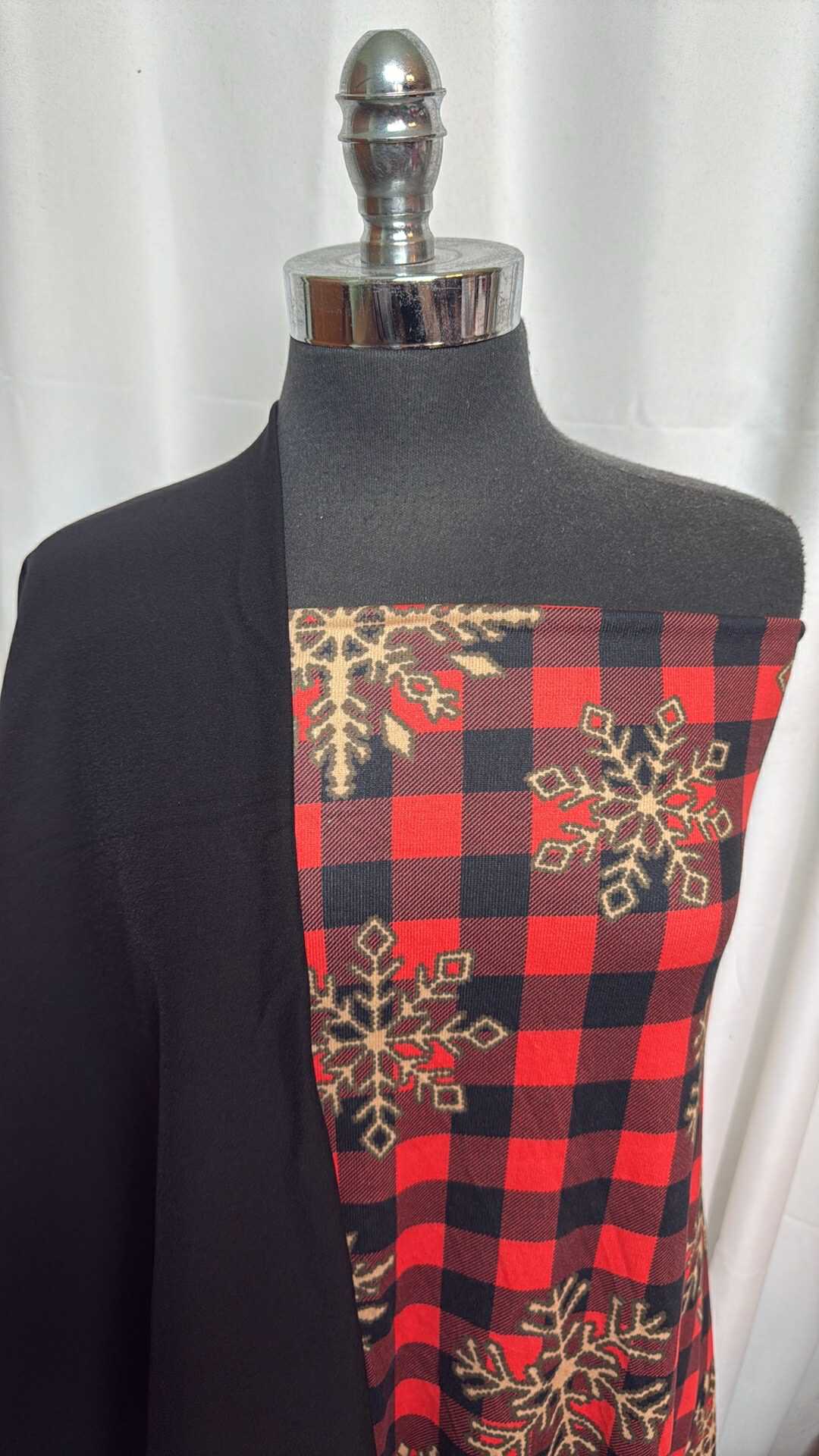 BLACK/PLAID-GOLD SNOWFLAKE BUNDLE : 1.5YD Plaid/Gold Snowflake Oakley SK & 2YD Black Millennium : A28173